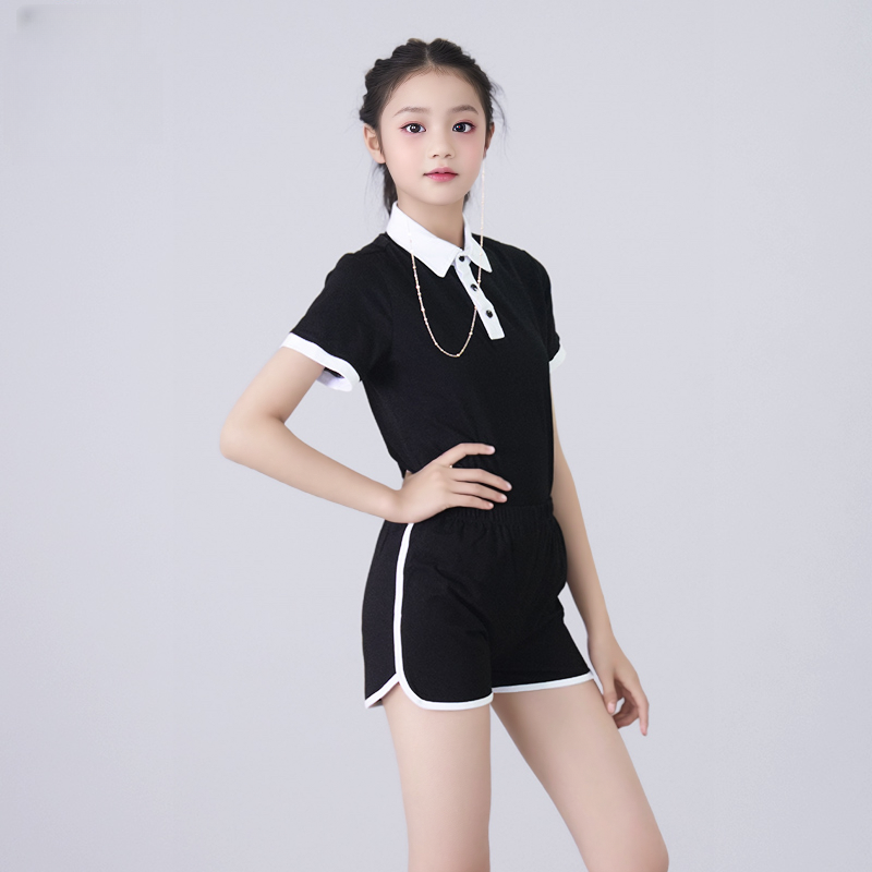 1025 T-shirts + striped shorts